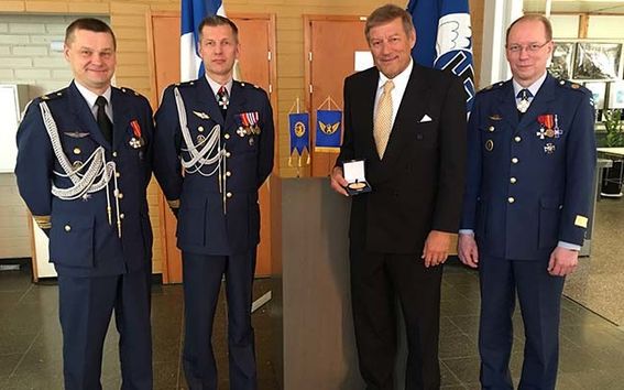 Kuvassa vasemmalta Satakunnan lennoston komentaja, eversti Juha-Pekka Keränen, mitalin luovuttanut kenraali Sampo Eskelinen, Raimo P. Hämäläinen sekä insinööriprikaatikenraali Kari Renko Puolustusvoimien logistiikkalaitoksesta. Kuva: Kai Virtanen, Aalto-yliopisto.