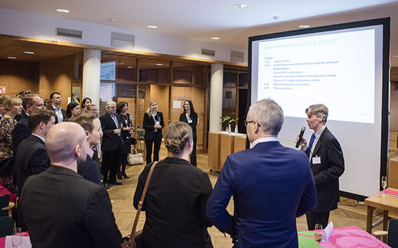 Dekaani Ingmar Björkman avasi Ambassadors' Clubin ensimmäisen tapaamisen. Kuva: Lasse Lecklin