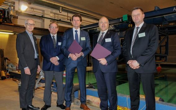 Kuvassa (vas.) Aalto-yliopiston professorit Jukka Tuhkuri ja Pentti Kujala, Aker Arcticin toimitusjohtaja Reko-Antti Suojanen, Dekaani Gary Marquis Aalto-yliopistosta ja teknologiajohtaja Topi Leiviskä Aker Arcticilta.