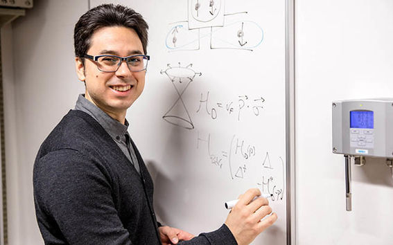 Tutkija Pablo Burset työstää uutta laitetta, Cooperin parien erotinta. Kuva: Mikko Raskinen.