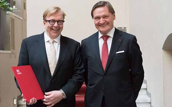 Kuvassa professori Markku Ollikainen ja Tapani Järvinen. Kuva: TAF/Matti Rajala