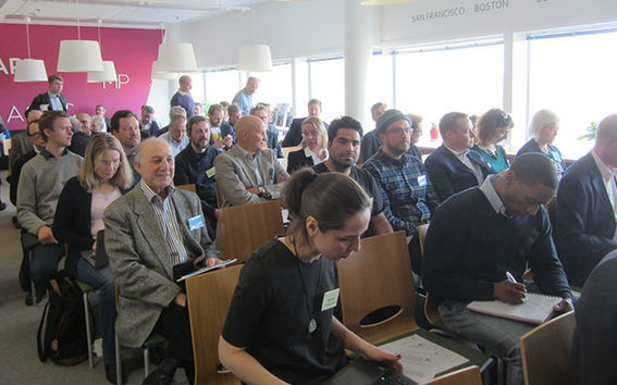 Pitch-puheenvuoroissa tiimit kertoivat lyhyesti liikeideansa pääkohdat ja pyrkivät vakuuttamaan kuulijat ideansa vahvuuksista.