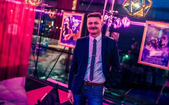 Ohjaaja Olli Ilpo Salonen elokuvan ensi-illassa Kino Sherylissä. Kuva: Petri Aho.