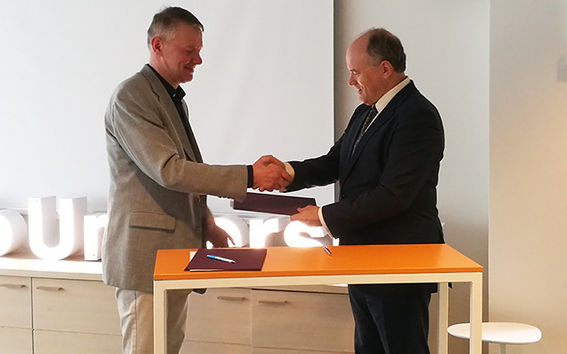 Photo (left.) Managing Director Ismo Twast from Sweco and Dean Gary Marquis from the aalto University School of Engineering. Photo: Aalto University / Elina Karvonen.