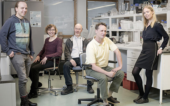 l-r: Olli Vartia (Aalto), Kirsi Jouppila (Helsinki Univ.), Kari Saari (Aalto), Ari Seppälä (Aalto) ja Salla Puupponen (Aalto) Missing from photo: Leena Hupa and Daniel Lindberg (Åbo Akademi Univ.), Ilkka Hippinen and Kati Laakso (Motiva Corporation). Photo: Meeri Uitti