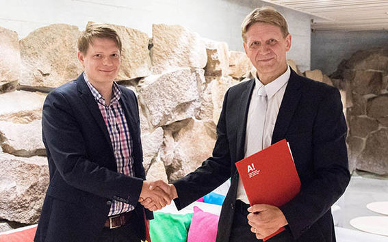 Kuvassa GE Healthcaren Suomen-toimitusjohtaja Erno Muuranto ja Aalto-yliopiston perustieteiden korkeakoulun dekaani Jouko Lampinen. Kuva: Aalto-yliopisto/Mikko Raskinen.