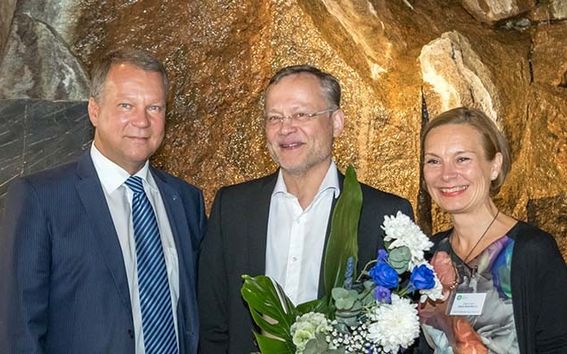 Espoo Ambassador 2017 –tunnustuksen professori Pekka Heikkiselle (keskellä) jakoivat Espoon kaupunginjohtaja Jukka Mäkelä ja Espoo Marketing Oy:n toimitusjohtaja Jaana Tuomi. Kuva Visit Espoo.