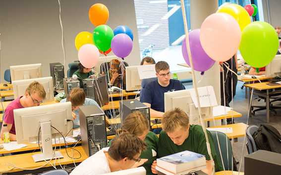 Kisakoodaustehtävien kimpussa HIIT Open 2016 (http://open.hiit.fi/) -kilpailussa