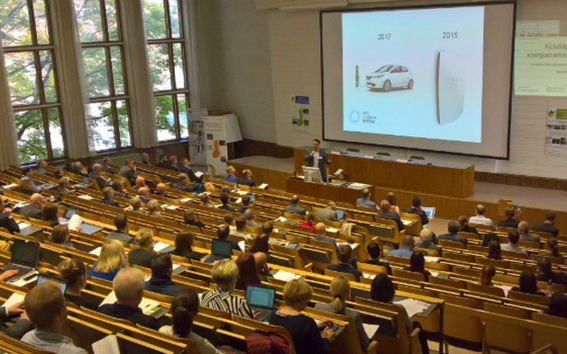 VTT:n johtava tutkija Pasi Vainikka kertoi energian internetin mahdollisuuksista. Kuva: Allu Pyhälammi