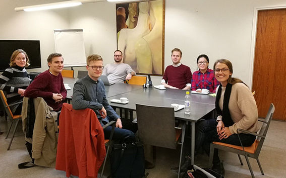 Coffee with Alumna: Maria Ritola (oikealle) ja opiskelijat