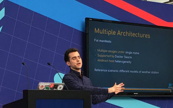 Daniel Bruzual esittelemässä tutkimustaan Docker-konferenssissa. Kuva: Stefan Scherer.