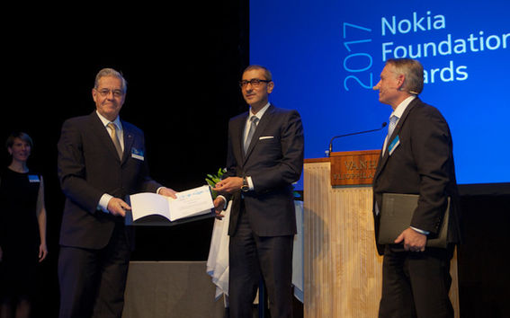 Erkki Oja (vas.), Nokian toimitusjohtaja Rajeev Suri (kesk.). Kuva (c): Nokia Säätiö / Mats Vuorenjuuri, Unikuva
