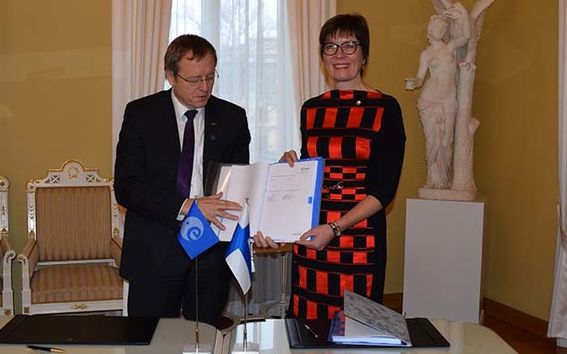 Aalto-yliopisto, Työ- ja elinkeinoministeriö ja Euroopan avaruusjärjestö ESA allekirjoittivat sopimuksen avaruusteollisuuden startup-yrityksiin keskittyvän yrityskiihdyttämön avaamisesta Suomeen. Kuvassa ESA:n pääjohtaja Jan Wörner ja Aalto-yliopiston vararehtori Tuija Pulkkinen. Kuva Vivi Markkanen/TEM.