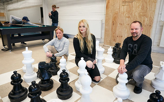 Eemil Virkkunen (left) and Rebekka Sukselainen, first-year students at Haukilahti Upper Secondary School, have already attended university courses. Student counsellor Antti Humalamäki knows that large number of new practical matters has increased the need for guidance in upper secondary schools.