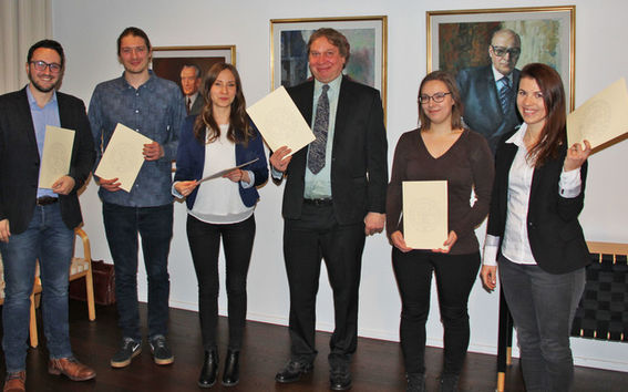 Oskari Vilamon rahaston opinnäytepalkintojen saajia: TkT Marco D´Ignazio (vas.), DI Tuomas Alapieti, DI Kati Blomberg, TkT Henri Haimi, DI Monica Löfman, DI Martyna Kainulainen. Tilaisuudessa palkittiin myös TkT Kaisa Västilä, DI Kalle Aromaa, arkkitehdit Elina Jaara, Hanna Jahkonen sekä Robin Landsdorff.