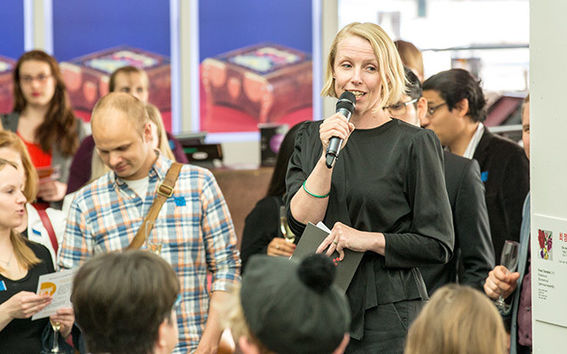 Dekaani Anna Valtonen avaamassa Aalto Festival -tapahtumaa Kiasmassa keväällä 2016. Kuva: Mikko Raskinen.