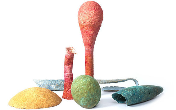 Sushant Passin Evol -teos yhdistää kahta puupohjaista materiaalia: selluloosaa ja luonnonkumia. Kuva: Eeva Suorlahti.