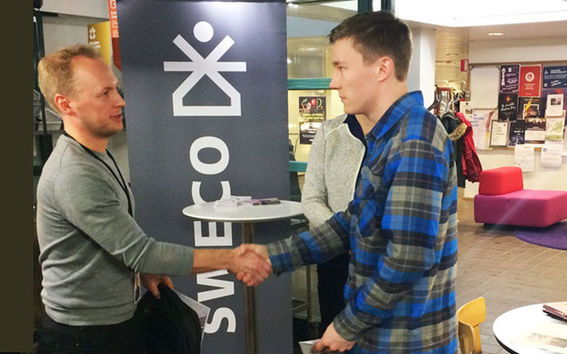 Director Atte Leppänen presented the Sweco scholarship worth 1000 euros to Aalto University student Jussi Tamminen.