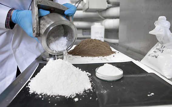 Perinteistä, valkoista MCC:tä on käytetty lääke- ja elintarviketeollisuudessa, ja sillä on potentiaalia myös tekstiiliteollisuuden raaka-aineeksi. Aalto-yliopiston kehittämällä teknologialla voidaan ensimmäisenä maailmassa valmistaa myös ruskeaa, eläinrehuteollisuuden raaka-aineeksi sopivaa MCC:tä. (Kuva: Adolfo Vera)