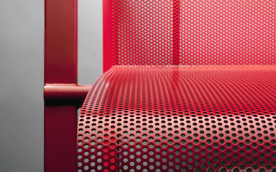 Nirvana-näyttely: tuoli Sara Urbanski, kuva Chikako Harada.