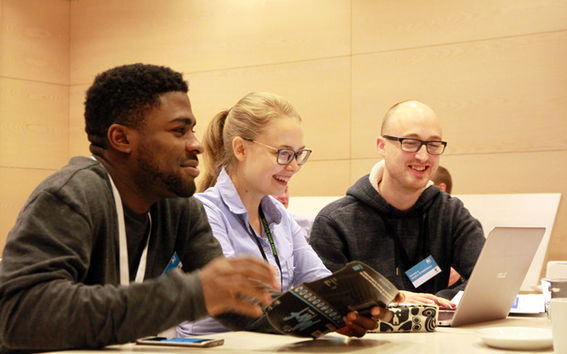 Voittajatiimi ideoimassa uusia ratkaisuja paperirullien pakkaamiseen. Kuva: Veera Eskelin, UPM