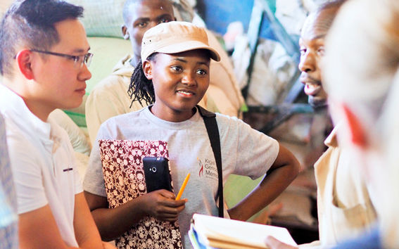 Opiskelijatiimi vierailulla Jasho Feeds -yrityksessä: Aallon opiskelija Loi Tran (vas.) ja Nairobin yliopiston opiskelija Unelker Maoga keskustelevat rehun tuotannosta. Kuvat: Laura Silvanto.