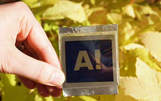 Kuvan taipuisa aurinkokenno on valmistettu metallille ja polymeerille. Kuva: Janne Halme.