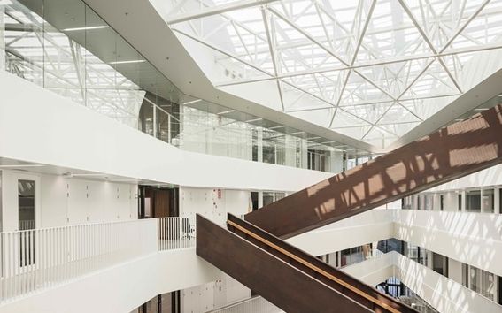 Suorakulmiot muodostavat Väreeseen salmiakin muotoisia auloja, jotka tulvivat luonnonvaloa. Kuva: Aalto-yliopisto / Tuomas Uusheimo