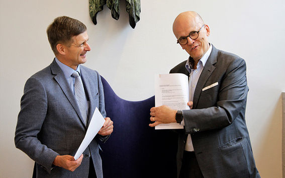 Aalto-yliopiston rehtori Ilkka Niemelä (vas.) kertoi odottavansa CERESiltä erityisesti ratkaisua mikromuoviongelmaan. VTT:n toimitusjohtaja Antti Vasara puolestaan on innoissaan biohajoavasta elektroniikasta. Kuva: VTT