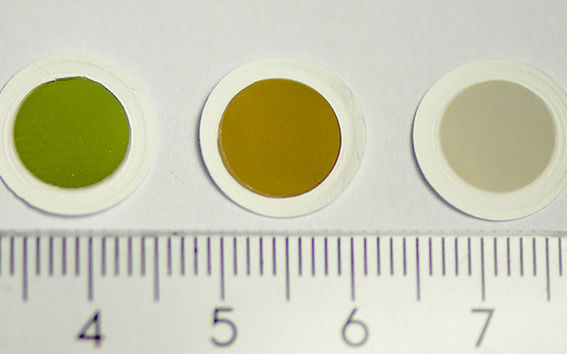 Hiilinanoputkista valmistettuja värillisiä ohutkalvoja suoraan valmistuprosessista.