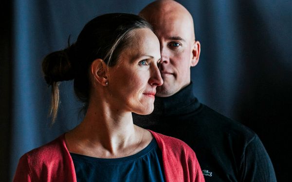 Arnevi Rautanen etummaisena ja Juha Utriainen hänen takanaan tummasävyisessä muotokuvassa, taustalla sininen verho. 