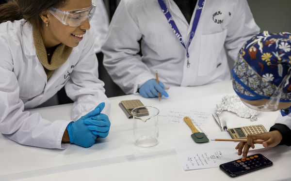 Aalto-yliopisto Juniorin työpajoissa opitaan tutkimustaitoja ja innostutaan yhdessä erilaisista aiheista.