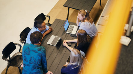 Monikulttuurisen työyhteisön tapaaminen / Kuvaaja Aalto-yliopisto, Unto Rautio