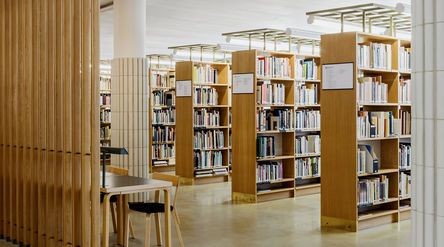 Kirjahyllyjä ja kirjoja lukusalissa.
