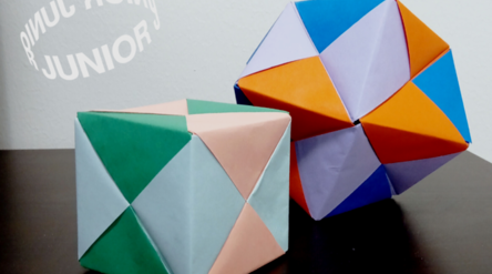 Värikkäistä sonebe-yksiköistä taiteltu kuutio ja tähtimäistetty oltaedri