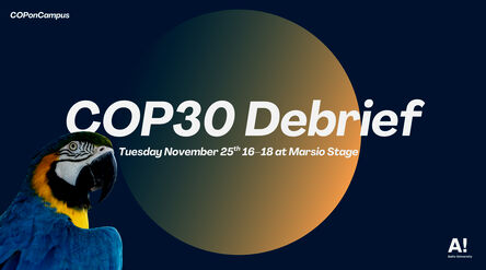 COP30 Debrief -tapahtumajuliste, jossa on sini-keltainen ara ja tekstit tummalla taustalla.