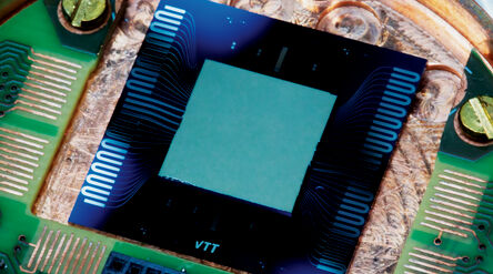 Valokuva flip-chip laitteesta kuparisella näytealustalla.