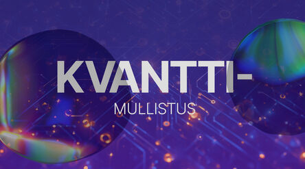 Teksti ”KVANTTI-MULLISTUS” violetilla piirilevytaustalla ja kahdella hohtavalla pallolla