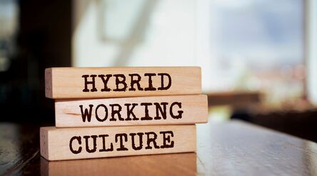 puupalikat jossa teksti hybrid working culture