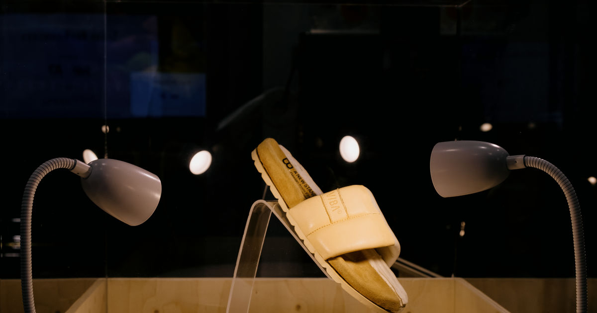 Compostable wood foam replaces plastic in shoe insoles | Aalto University