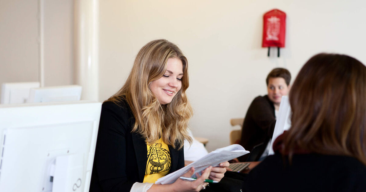 Sinh viên Aalto University School of Business đọc tài liệu học tập
