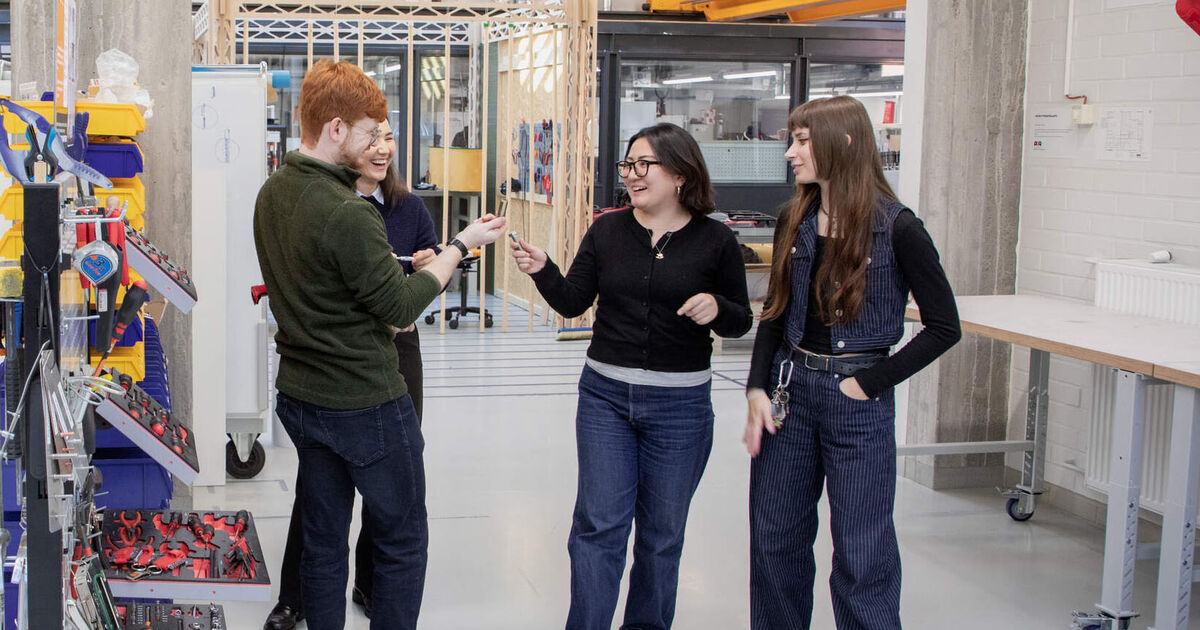 Sinh viên Aalto University trao đổi trong xưởng thực hành trên campus Otaniemi