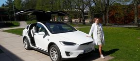 Professor Mari Lundström with Tesla / Photo: Pertti Kauranen