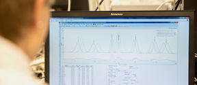 Person working in front of a computer at a laboratory in School of Chemical engineering. Photo by Mikko Raskinen.