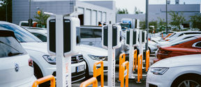 Sähköautojen latauspaikka, monta autoa rinnakkain ladattavana