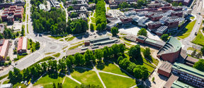 Ilmakuva Otaniemen kampusalueen puistosta ja rakennuksista.