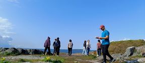 Aalto-yliopiston kesäkoulun opiskelijoita tutkimassa 
Suomenlinnan ympäristöä.