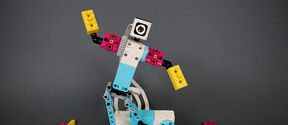 LEGO-robotti, joka näyttää tanssivan.