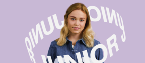 Henkilö, jolla on farkkupaita ja vaaleansiniset farkut seisoo vaalean violetilla taustalla. Teksti 'JUNIOR'.