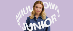 Nainen farkkupaidassa ja -housuissa purppurataustalla sanojen 'JUNIOR' ympäröidessä häntä.